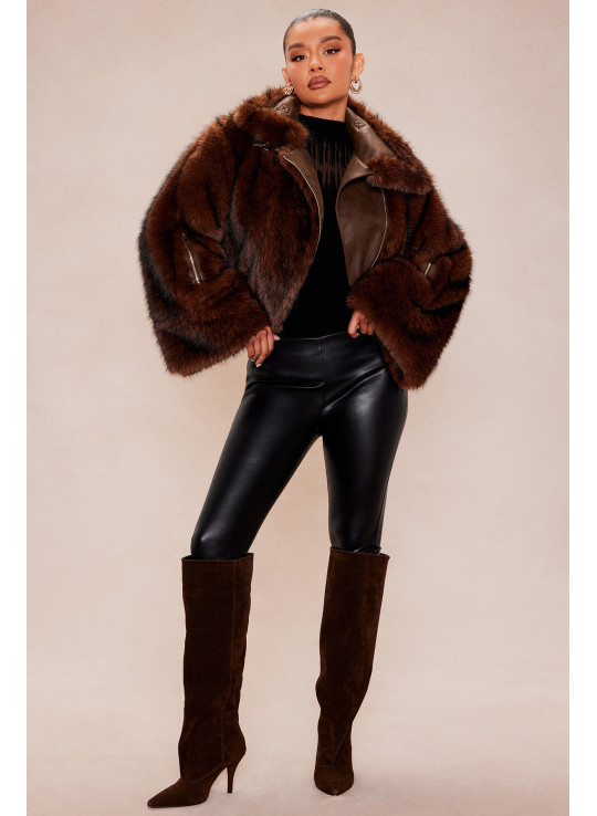 Укорочена куртка з еко-хутра з пряжкою