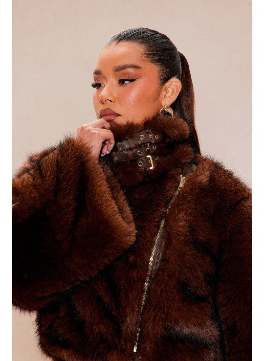 Укорочена куртка з еко-хутра з пряжкою