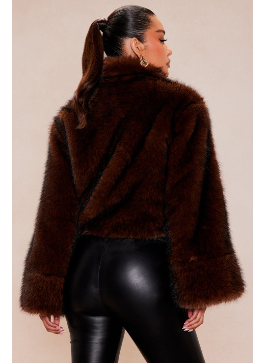 Укорочена куртка з еко-хутра з пряжкою